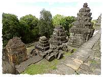 Einige Türme des Pyramidentempel Phnom Bakheng
